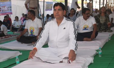 अंतर्राष्ट्रीय योग दिवस पर राजस्व मंत्री टंक राम वर्मा की मौजूदगी में 1,000 से अधिक लोगों ने किया योगाभ्यास 