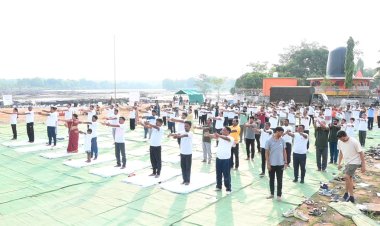 चित्रकोट जलप्रपात की मनोरम छटा के बीच मनाया गया अंतर्राष्ट्रीय योग दिवस