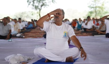 अंतरराष्ट्रीय योग दिवस के अवसर पर सांसद बृजमोहन अग्रवाल ने किया योगाभ्यास