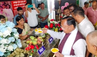 आमों से महका प्रेस क्लब : पना और कुल्फी ने बढ़ाया स्वाद,कृषि मंत्री बोले- "हर किसी का खास है आम"