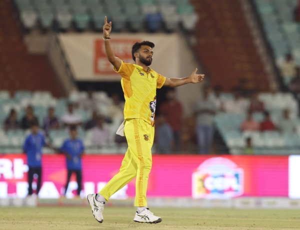 CCPL-3 Semifinal : रायपुर रायनोस ने रायगढ लायंस को दिया 117 रनों का लक्ष्य