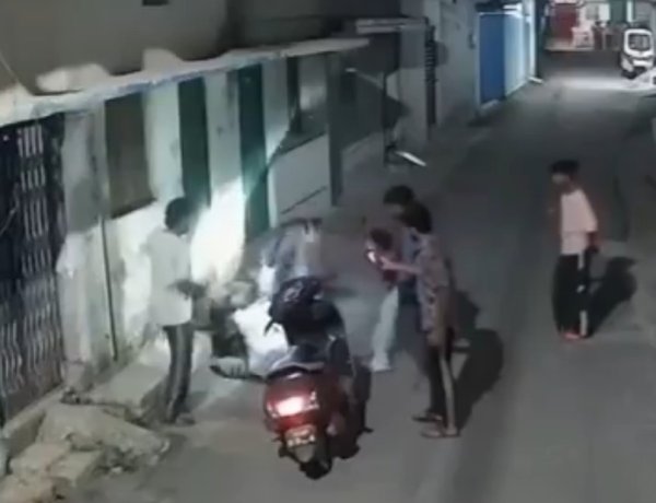 अंबिकापुर में युवती से बदसलूकी का आरोप, भाई का विरोध पड़ा भारी; CCTV सामने आने के बाद बढ़ा आक्रोश
