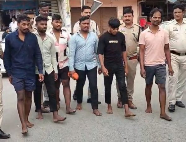Dial 112 टीम पर हमला करने वाले 8 आरोपी गिरफ्तार, पुलिस ने निकाला जुलूस