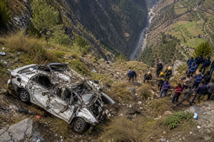 500 फीट गहरी खाई में गिरी कार: भिलाई के दंपति और दो बच्चों समेत 8 की मौत, हिमाचल घूमने गए थे सभी 