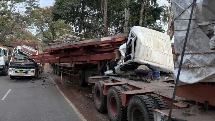 खड़े ट्रेलर में घुसी हाइवा, लंबा जाम लगने से यातायात ठप 