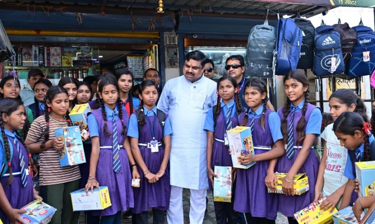 स्कूल से लौट रहे विद्यार्थियों को मंत्री गजेन्द्र यादव ने जूते-मोजे भेंट किए