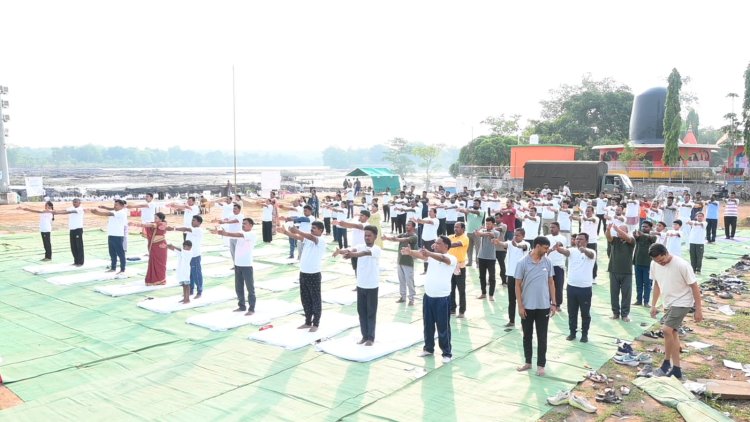 चित्रकोट जलप्रपात की मनोरम छटा के बीच मनाया गया अंतर्राष्ट्रीय योग दिवस