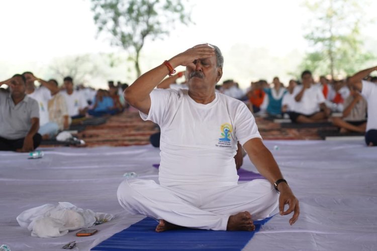 अंतरराष्ट्रीय योग दिवस के अवसर पर सांसद बृजमोहन अग्रवाल ने किया योगाभ्यास