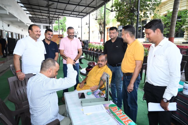 कांग्रेस के तीर का मुस्कुराकर जवाब, विधायक पुरन्दर मिश्रा बोले – मैं स्वस्थ हूँ, ज़रूरत हो तो आप भी निःशुल्क जांच कराइए