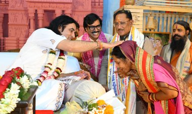 सीएम साय ने व्यास पीठ पर विराजमान देवकीनंदन ठाकुर महाराज से श्रीमद्भागवत कथा का किया श्रवण