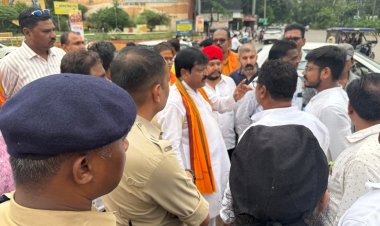 संजय श्रीवास्तव ने शहरवासियों की शिकायत पर किया चौराहों का निरीक्षण