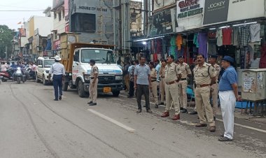 मालवीय रोड-शास्त्री बाजार में चला अतिक्रमण हटाओ अभियान : ठेले-गुमटियां हटाईं,सड़क पर सामान फैलाने वाले दुकानदारों पर भी कार्रवाई