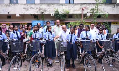 स्कूली शिक्षा को मिले नए पंख : विधायक पुरन्दर मिश्रा ने छात्र-छात्राओं को वितरित की साइकिलें