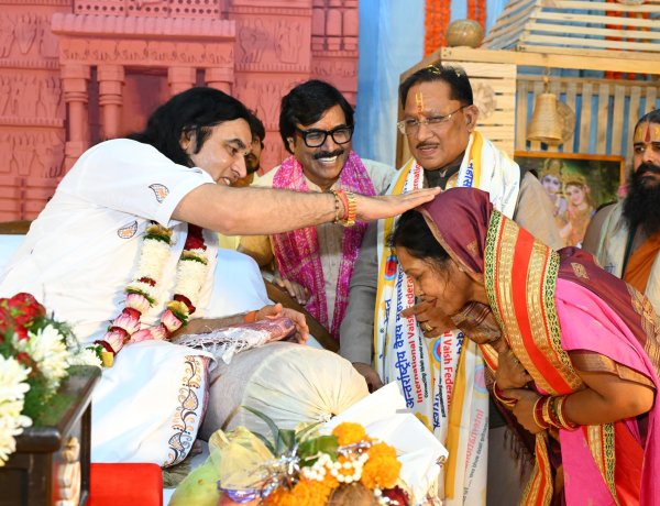 सीएम साय ने व्यास पीठ पर विराजमान देवकीनंदन ठाकुर महाराज से श्रीमद्भागवत कथा का किया श्रवण