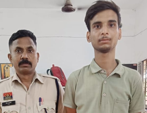 रायपुर में पुलिस ने दो बदमाशों को दबोचा,बस स्टैंड और तालाब के पास घूम रहे थे चाकू लेकर
