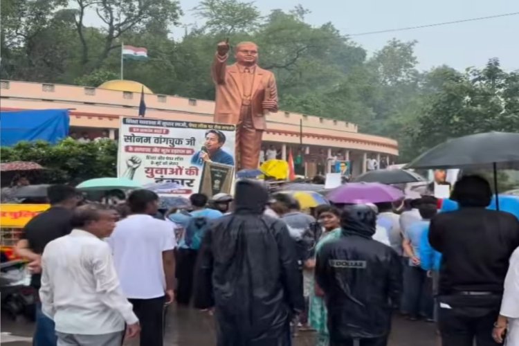 राजधानी में छात्रों का प्रदर्शन: पेपर लीक के विरोध में सड़क पर उतरे युवा, सोनम वांगचुक के समर्थन में भी उठाई आवाज 