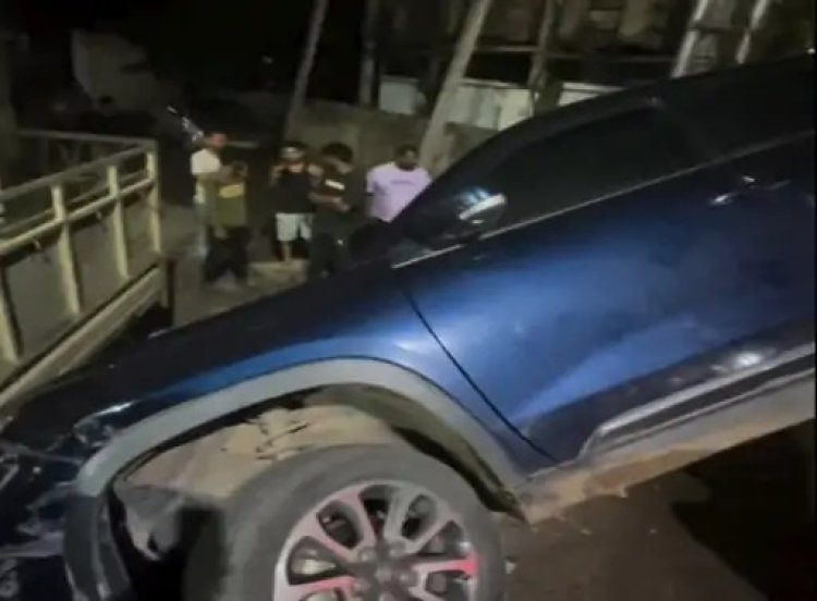 कचना फ्लाईओवर पर बड़ा हादसा टला: डिवाइडर से टकराकर रेलिंग पर लटकी कार, टक्कर मारने वाला चालक फरार 