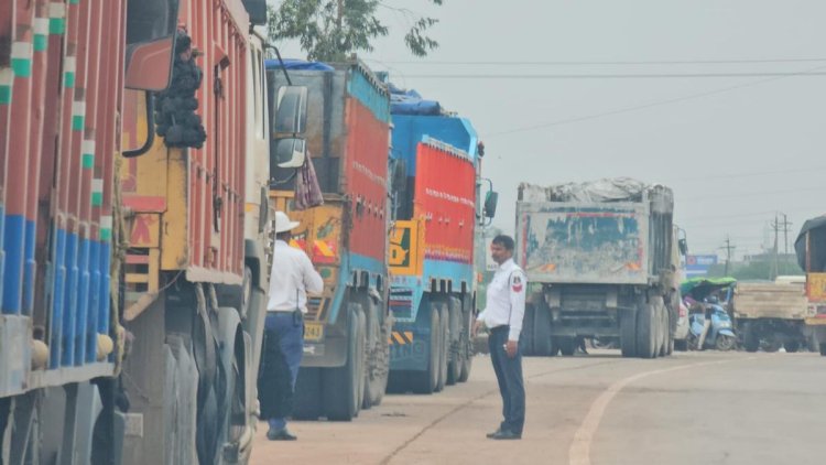 अवैध पार्किंग पर रायपुर यातायात पुलिस की बड़ी कार्रवाई, सर्विस रोड पर खड़े 20 ट्रक-ट्रेलरों के कटे चालान
