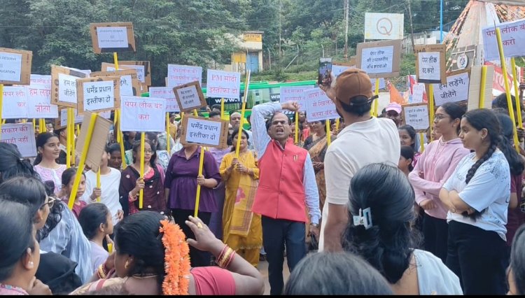 लौह नगरी किरंदुल में नीट अभ्यर्थियों के समर्थन में छात्रों ने निकाली शांतिपूर्ण रैली