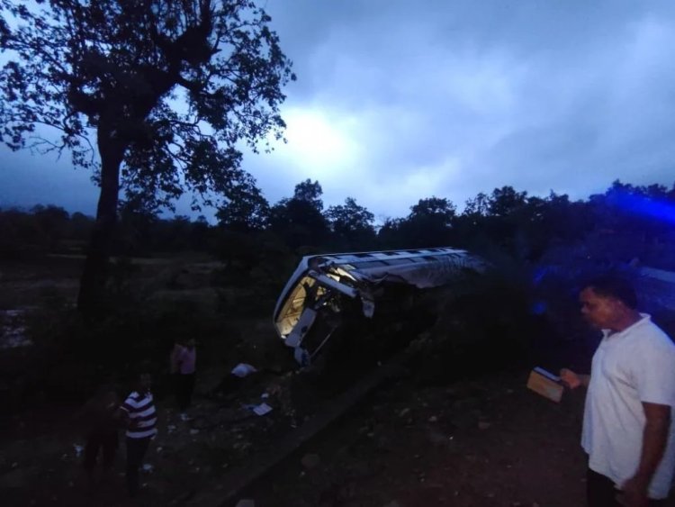 दंतेवाड़ा में अनियंत्रित होकर पलटी यात्री बस, 10 से अधिक घायल; जवानों ने चलाया रेस्क्यू ऑपरेशन