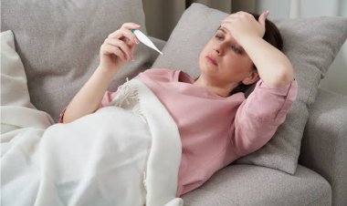 मानसून में क्यों बढ़ जाता है टाइफाइड का खतरा? जानिए डॉक्टरों की महत्वपूर्ण सलाह और बचाव के उपाय