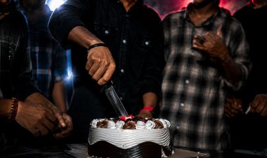 चाकू से केक काटते नाबालिगों का वीडियो वायरल: सोशल मीडिया रील के लिए स्टंट, लोगों ने उठाए कानून-व्यवस्था पर सवाल
