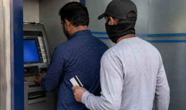 ATM में मदद के बहाने 40 हजार की ठगी: कार्ड बदलकर चार बार में निकाली रकम, CCTV खंगाल रही पुलिस