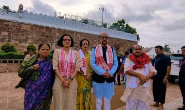 महामहिम राज्यपाल रमेन डेका एवं विधायक पुरन्दर मिश्रा ने सपत्नीक किए महाप्रभु जगन्नाथ के दर्शन