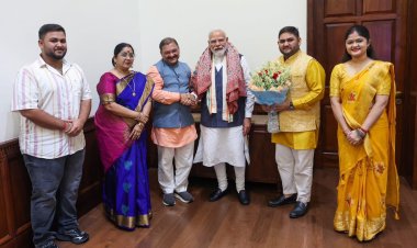 प्रधानमंत्री नरेंद्र मोदी से परिवार संग मिले सांसद संतोष पाण्डेय