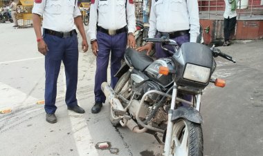 रायपुर में वाहन चेकिंग के दौरान यातायात पुलिस ने पकड़ी चोरी की बाइक, चालक मौके से फरार