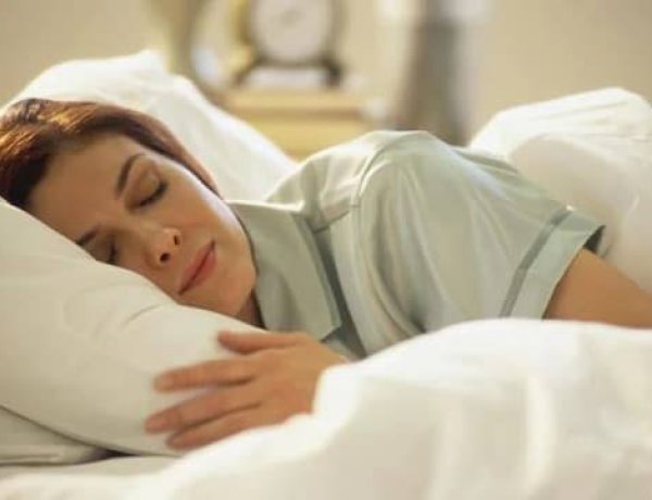 खाना खाते ही सोने की आदत शरीर के लिए खतरनाक: जानें सेहत पर पड़ने वाले 5 गंभीर नुकसान