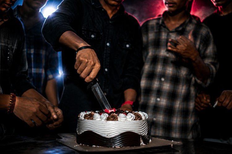 चाकू से केक काटते नाबालिगों का वीडियो वायरल: सोशल मीडिया रील के लिए स्टंट, लोगों ने उठाए कानून-व्यवस्था पर सवाल