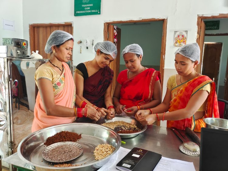 महुआ ने बदली महिलाओं की जिंदगी : वन धन योजना से मिली आत्मनिर्भरता की नई पहचान
