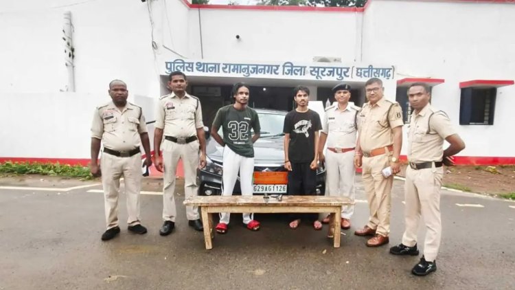 छोटे भाई से झगड़े का बदला लेने पहुंचे युवक, कार से चाकू और नकली बंदूक बरामद; दो गिरफ्तार