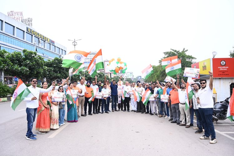 “हर घर तिरंगा - हर दुकान तिरंगा” के संदेश से देशभक्ति के रंग में रंगा रायपुर