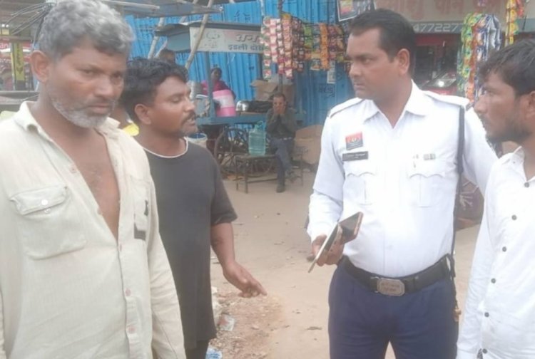 ड्यूटी के दौरान आरक्षक ने दिखाई सतर्कता, बुजुर्ग का मोबाइल छीनकर भाग रहे आरोपी को दबोचा