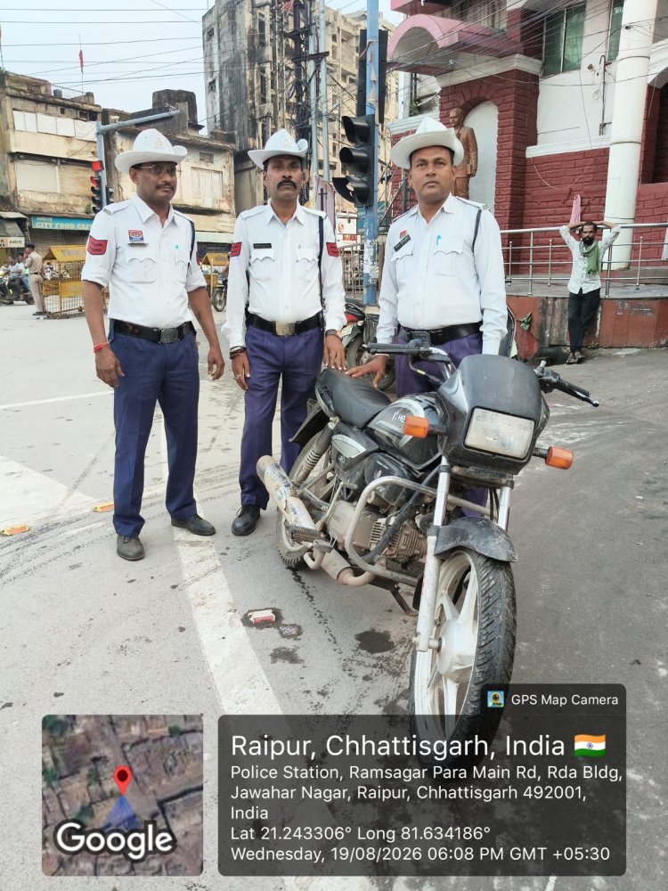 रायपुर में वाहन चेकिंग के दौरान यातायात पुलिस ने पकड़ी चोरी की बाइक, चालक मौके से फरार