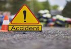 NH-53 पर भीषण सड़क हादसा: अनियंत्रित ट्रक ने ट्रैक्टर को मारी जोरदार टक्कर, 3 युवकों की दर्दनाक मौत और 1 गंभीर