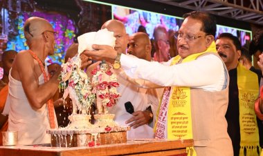 भगवान श्रीकृष्ण और राधारानी के दर्शन कर मुख्यमंत्री ने किया शंख अभिषेक, प्रदेशवासियों की सुख-समृद्धि और खुशहाली की कामना