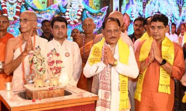 श्रीकृष्ण और राधारानी के दर्शन कर सीएम ने किया शंख अभिषेक 