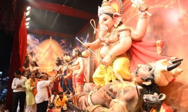तेलीबांधा में गणेश उत्सव की भक्ति में सराबोर हुआ माहौल, विधायक पुरन्दर मिश्रा ने की भगवान गणेश की पूजा-अर्चना