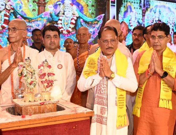 श्रीकृष्ण और राधारानी के दर्शन कर सीएम ने किया शंख अभिषेक 
