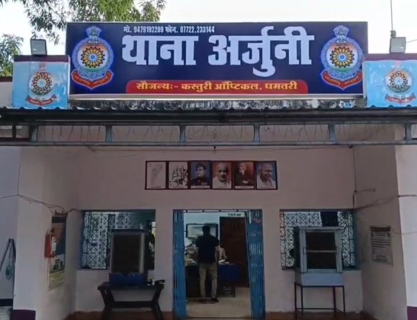 युवक की धारदार हथियार से हत्या, सड़क किनारे खून से लथपथ मिला शव