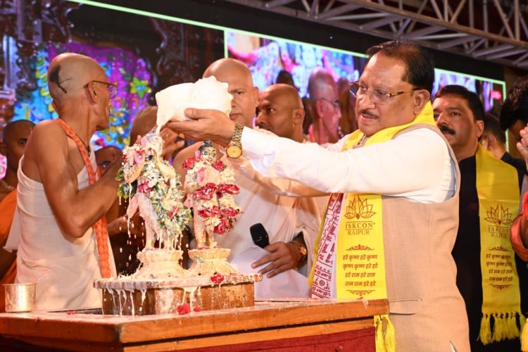 भगवान श्रीकृष्ण और राधारानी के दर्शन कर मुख्यमंत्री ने किया शंख अभिषेक, प्रदेशवासियों की सुख-समृद्धि और खुशहाली की कामना