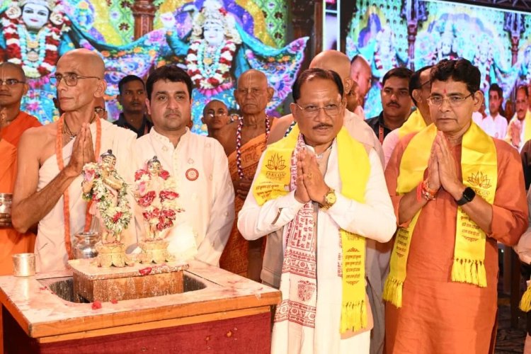 श्रीकृष्ण और राधारानी के दर्शन कर सीएम ने किया शंख अभिषेक 