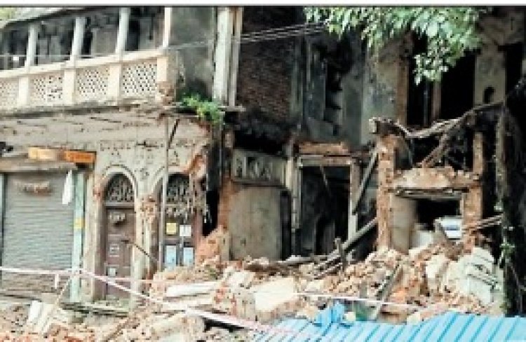 तेज डीजे की आवाज से सदर में गिरा जर्जर इमारत का हिस्सा, राजधानी में देर रात टला बड़ा हादसा 