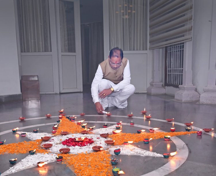 प्रधानमंत्री नरेंद्र मोदी के जन्मदिवस पर मुख्यमंत्री विष्णुदेव साय ने अपने निवास पर जलाया ‘आशीर्वाद का दीया’