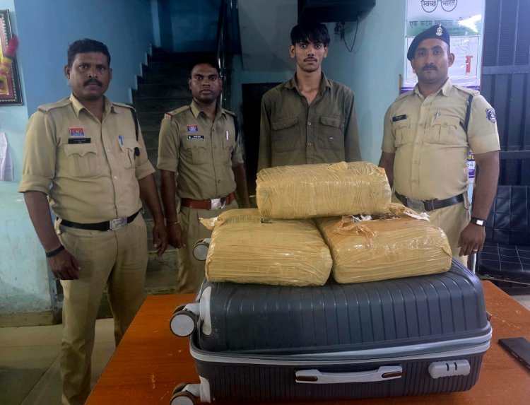 ट्रॉली बैग में मिला भारी मात्रा में गांजा, यूपी का युवक गिरफ्तार