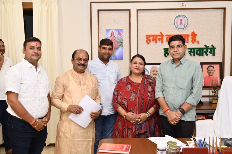 कैबिनेट मंत्री टंकराम वर्मा से पार्षद रानी सौरभ जैन ने की चर्चा, जनहित की चर्चा