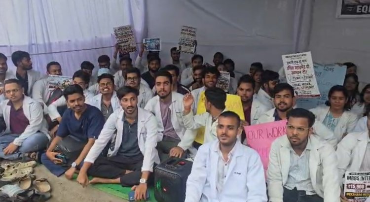 मरीजों के हित में धरना स्थल पर समानांतर ओपीडी, चिकित्सकों का आंदोलन जारी